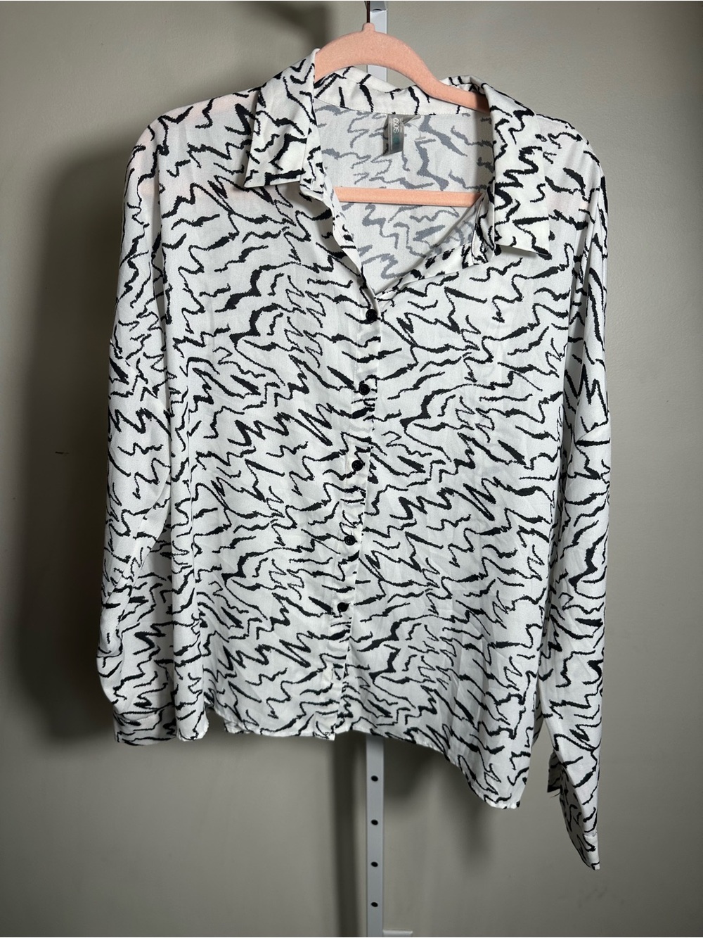 P390. ASOS Women’s Black & White Abstract Print Button-Up Shirt